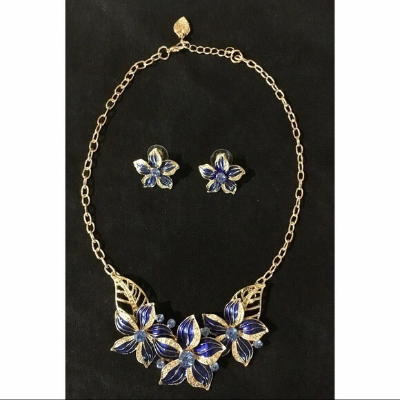 🆕! Flower Necklace and Earrings Set - Picture 6 of 7